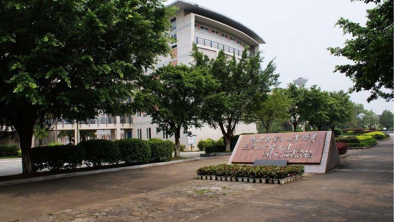 PCB电路板焊接与贴片焊接：差异解析与应用场景